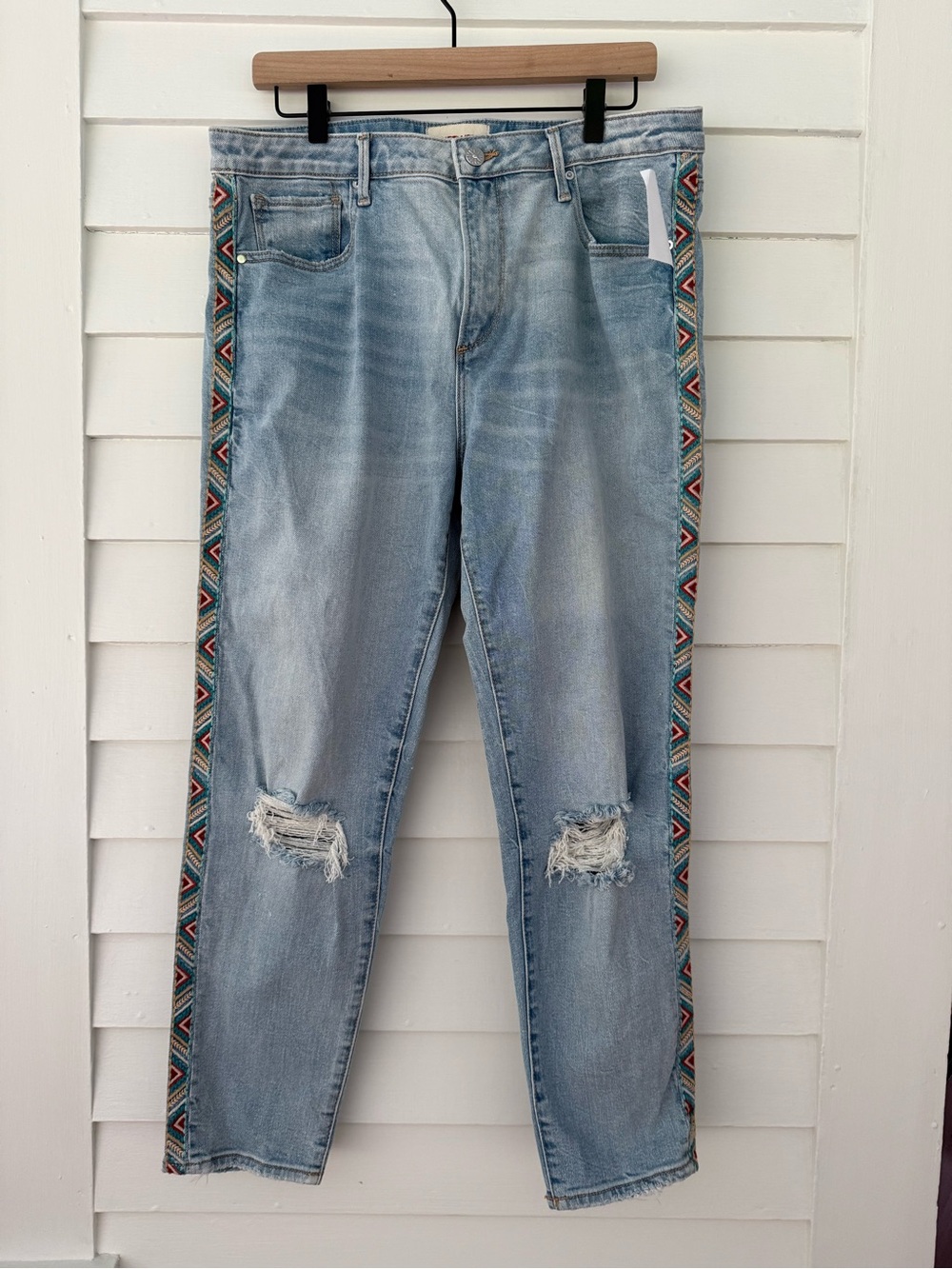 NWT Driftwood Embroidered Side Stripe Distressed Jeans Size 32 Boho Western